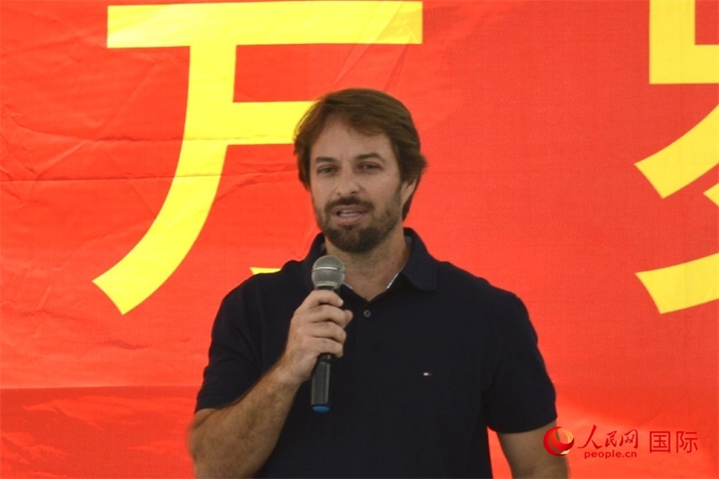 里約州環(huán)境與可持續(xù)發(fā)展廳副廳長費利佩·克魯奇克在捐贈活動上致辭。人民網(wǎng)記者 陳海琪攝