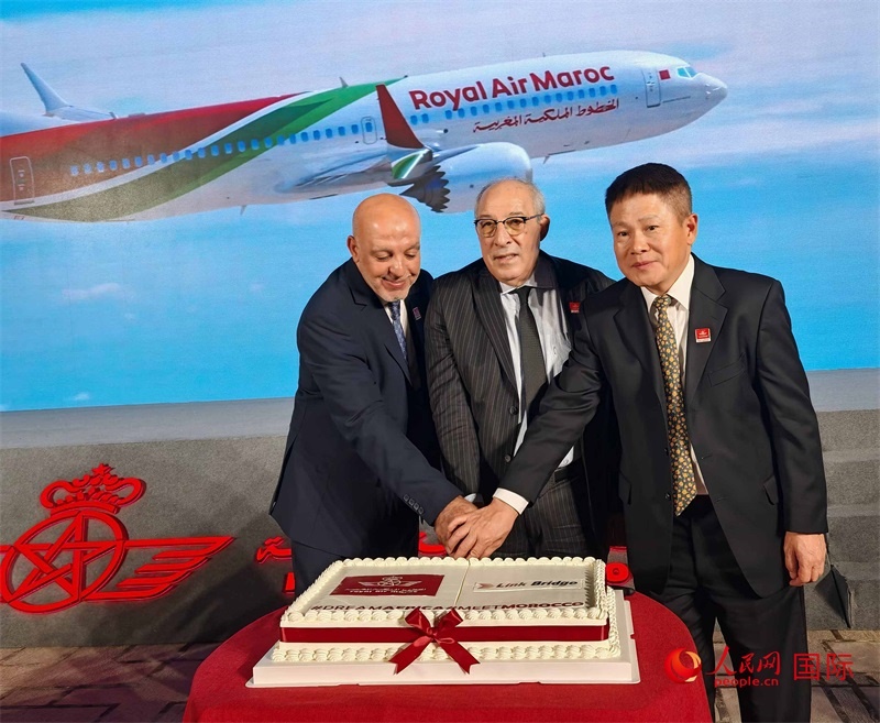 中摩雙方嘉賓共同切蛋糕，慶祝兩國(guó)直飛復(fù)航。人民網(wǎng)記者 李琰攝