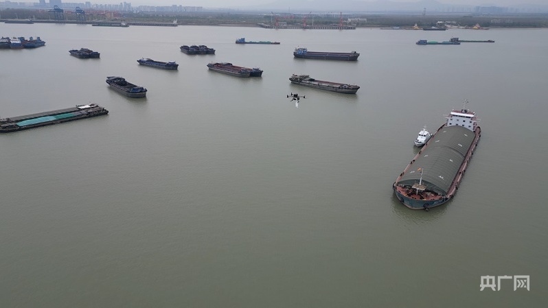 無(wú)人機(jī)在給長(zhǎng)江船只送貨（央廣網(wǎng)發(fā) 劉劍忠 攝）