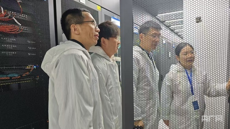 陳平平和團(tuán)隊(duì)在實(shí)驗(yàn)室設(shè)備機(jī)房開(kāi)展創(chuàng)新網(wǎng)絡(luò)測(cè)試驗(yàn)證（央廣網(wǎng)記者 王錫斐 攝）