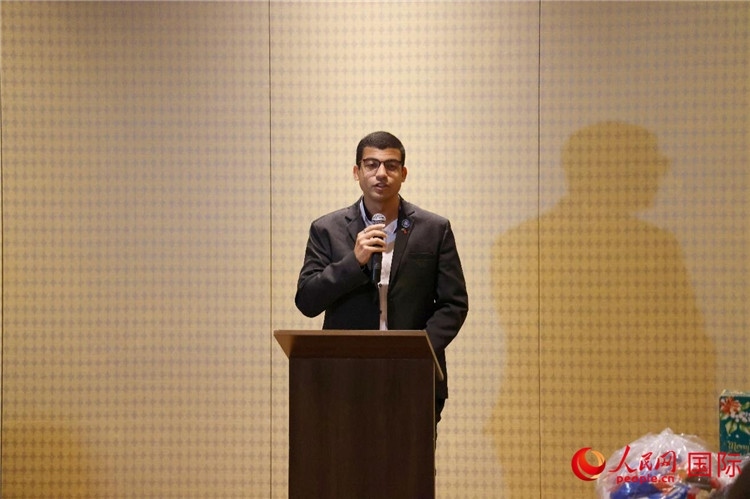 里約市政府代表、國(guó)際關(guān)系顧問(wèn)菲利普在捐贈(zèng)活動(dòng)上致辭。人民網(wǎng)記者 陳海琪攝