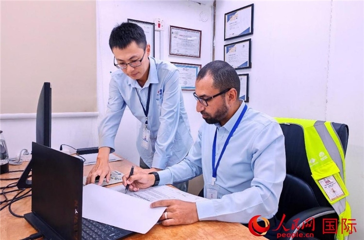 中外員工共同跟進(jìn)項目進(jìn)展。人民網(wǎng)記者 管克江攝