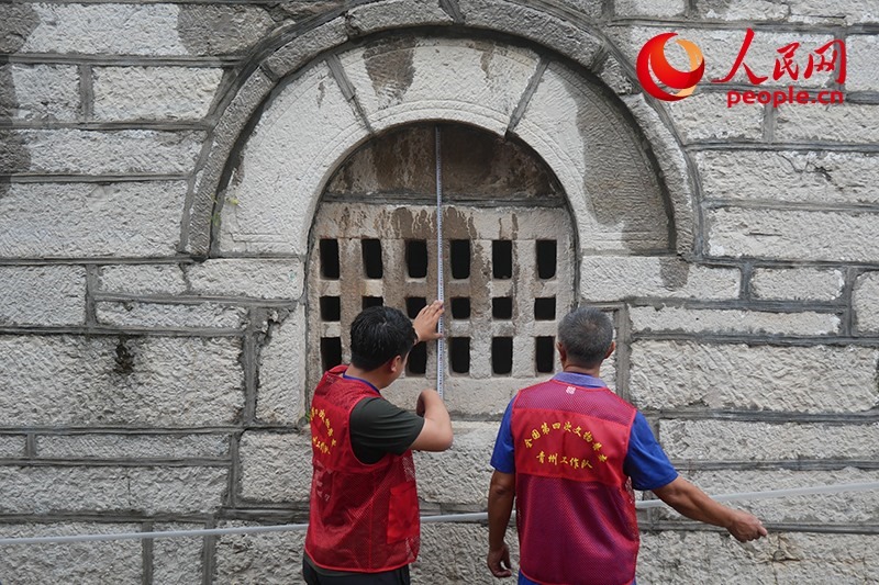 9月14日，山東青州，文物普查隊(duì)員正在實(shí)地調(diào)查。人民網(wǎng)記者 韋衍行攝