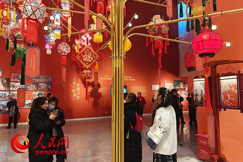 12月21日，觀眾正在參觀“過年——春節(jié)主題展”。人民網(wǎng)記者 韋衍行攝
