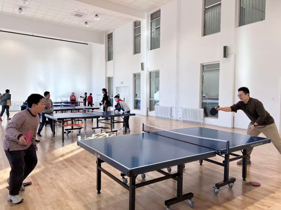 老師和學生在課間打乒乓球。人民網 白炅攝
