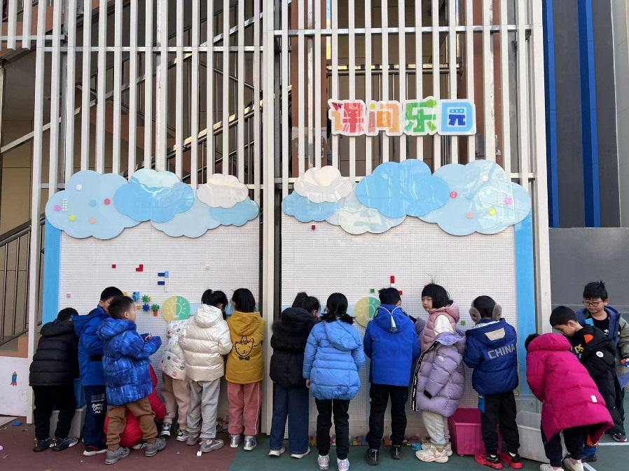 學生們在課間樂園玩拼圖。人民網 白炅攝