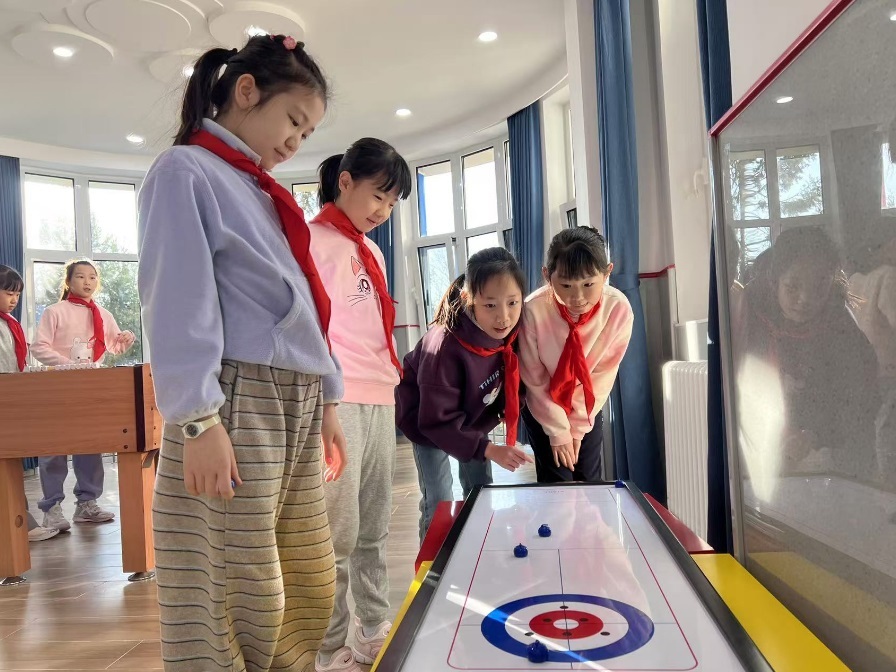 學生們在少先隊大廳進行課間活動。人民網 白炅攝