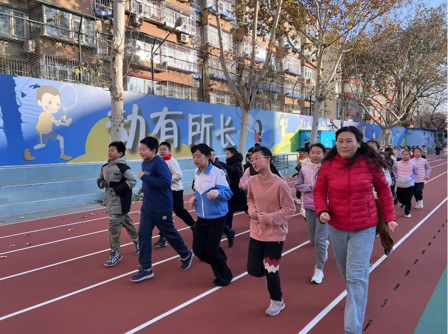 學生們在班主任陪同下跑步。人民網 白炅攝