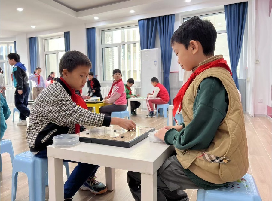 學生們在少先隊大廳下圍棋。人民網 白炅攝