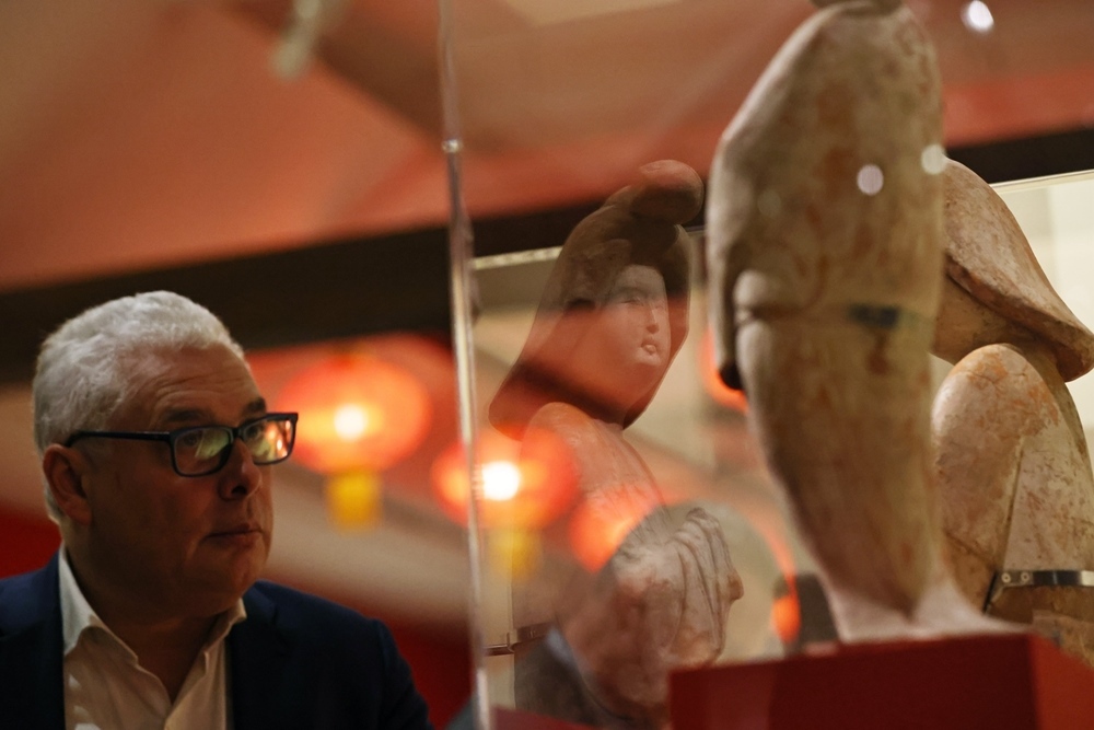 2024年11月18日，在位于法國巴黎的吉美國立亞洲藝術(shù)博物館，一名觀眾參觀“中國·唐——一個多元開放的朝代（7至10世紀）”展覽。新華社記者 高靜 攝