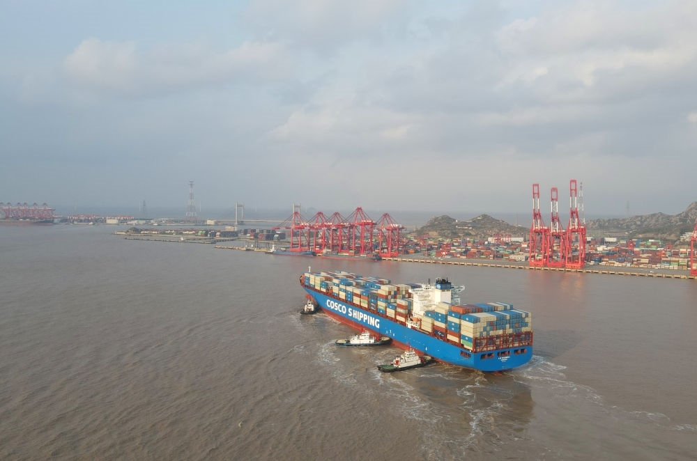 “新上海”輪抵達洋山港，這是自秘魯錢凱港開港后首個“錢凱—上?！闭胶酱危?024年12月18日攝，無人機照片）。新華社記者 方喆 攝