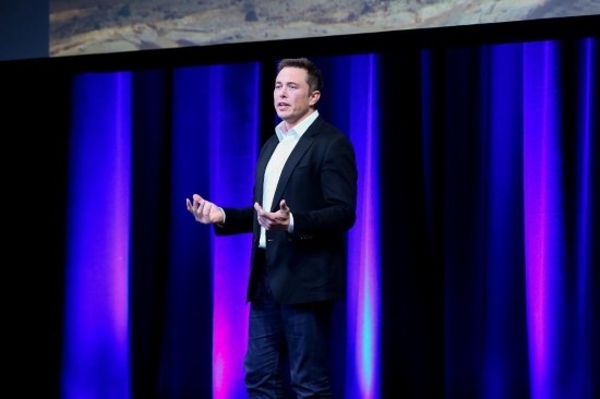  2017年9月29日，在澳大利亞阿德萊德，美國企業(yè)家埃隆·馬斯克在第68屆國際宇航大會閉幕式前做主旨演講。新華社發(fā)（閆寒攝）