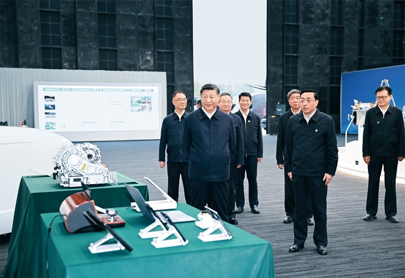 2024年10月17日至18日，中共中央總書記、國家主席、中央軍委主席習(xí)近平在安徽考察。這是17日下午，習(xí)近平在合肥濱湖科學(xué)城察看安徽省重大科技創(chuàng)新成果集中展示。 新華社記者 謝環(huán)馳/攝