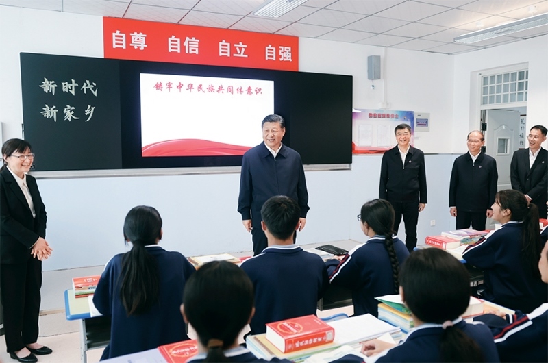 2024年6月18日至19日，中共中央總書記、國家主席、中央軍委主席習(xí)近平在青?？疾?。這是18日下午，習(xí)近平在果洛西寧民族中學(xué)高一（1）班觀摩“新時(shí)代、新家鄉(xiāng)”主題思政課。 新華社記者 鞠鵬/攝