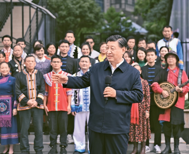 2023年12月14日至15日，中共中央總書記、國家主席、中央軍委主席習(xí)近平在廣西考察。這是14日上午，習(xí)近平在南寧市良慶區(qū)蟠龍社區(qū)考察時(shí)，同社區(qū)各族群眾親切交流。 新華社記者 燕雁/攝