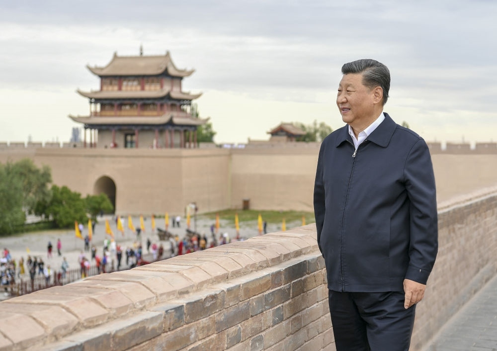 2019年8月20日上午，習(xí)近平總書(shū)記來(lái)到嘉峪關(guān)關(guān)城，登上城樓察看關(guān)城整體面貌，聽(tīng)取河西走廊長(zhǎng)城、關(guān)隘歷史文化情況介紹。新華社記者 謝環(huán)馳 攝