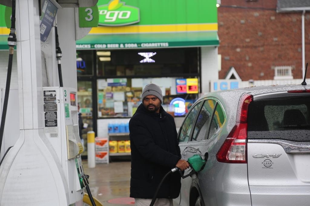 2024年12月11日，一名男子在美國紐約一處加油站加油。新華社記者劉亞南 攝