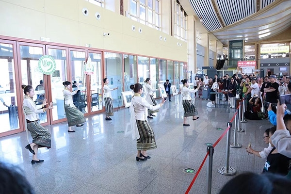 演員在中老鐵路瑯勃拉邦車站表演節(jié)目。蓬屏攝