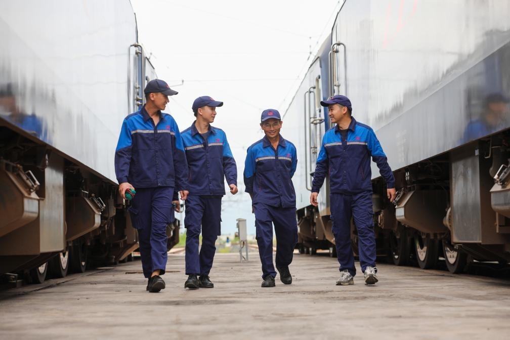 2024年9月9日，來自中國、老撾的師徒4人在中老鐵路萬象運(yùn)營管理中心的機(jī)車檢修庫內(nèi)。新華社發(fā)（楊永全攝）