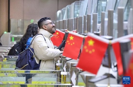 1月2日，國外旅客通過大興機場邊檢站入境。新華社記者 李欣 攝