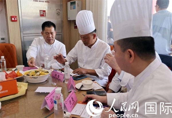 評委正在品嘗菜品并打分。人民網(wǎng)記者 管克江攝