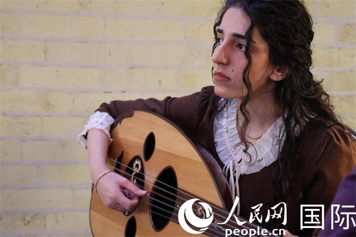 烏德琴女學(xué)員邁希恩。人民網(wǎng) 伊納斯·易卜拉欣攝