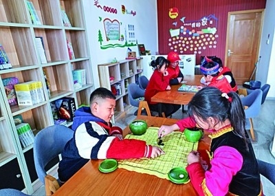 浙江岱山縣秀山鄉(xiāng)秀南村“民生小鋪”里，放學(xué)后的小學(xué)生在下棋。新華社發(fā)