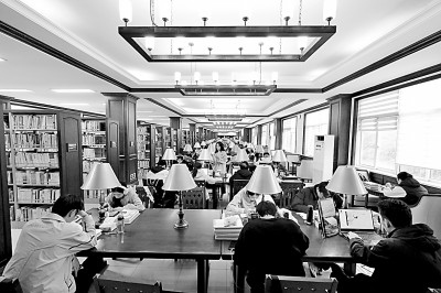 重慶大學(xué)圖書(shū)館，大學(xué)生們正在讀書(shū)學(xué)習(xí)。孫凱芳攝/光明圖片
