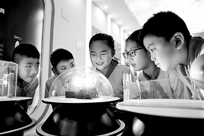 江西省南昌市青云客航天科創(chuàng)空間青少年科普館，孩子們?cè)谟^察光壓傳動(dòng)試驗(yàn)。鮑贛生攝/光明圖片