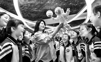 河北省邯鄲市邯山區(qū)實(shí)驗(yàn)小學(xué)老師向?qū)W生們介紹航空航天知識(shí)。郝群英攝/光明圖片