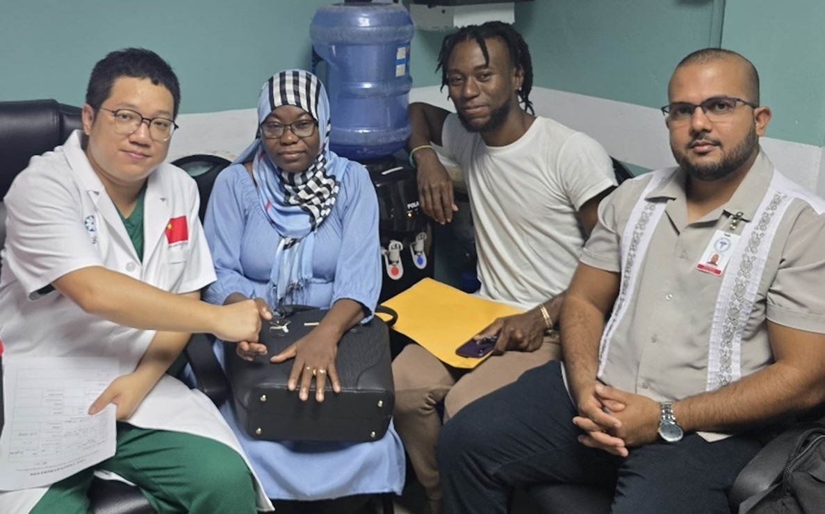 第20期中國援圭亞那醫(yī)療隊成員與患者及其家屬合影。第20期中國援圭亞那醫(yī)療隊供圖