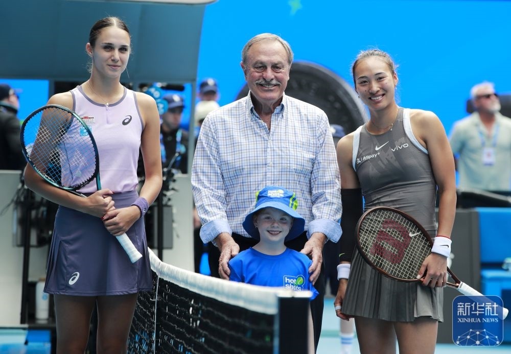 ↑鄭欽文（右）、托多尼（左）在比賽前與澳大利亞網(wǎng)球名將約翰·紐康姆合影。新華社記者 馬平 攝