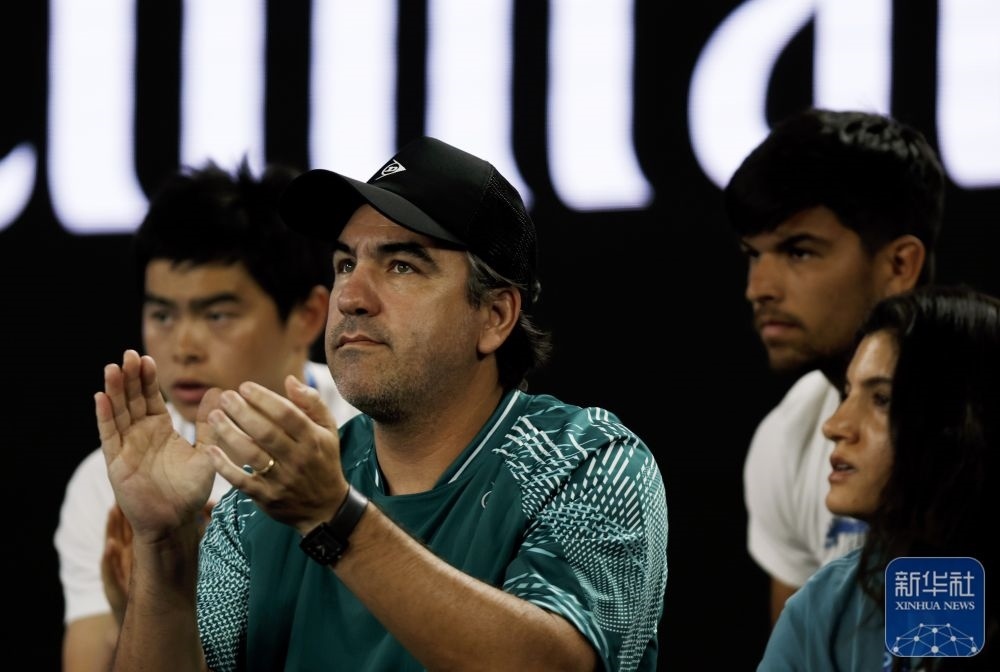 ↑鄭欽文的教練丹特·博蒂尼（中）在場邊觀賽。新華社記者 馬平 攝