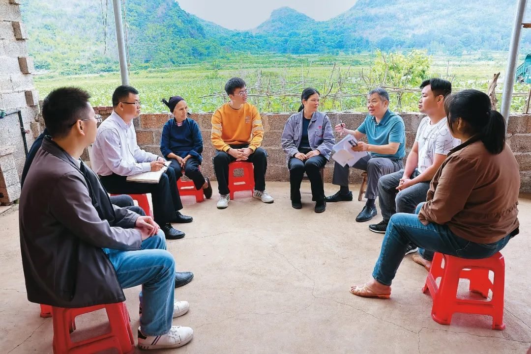 △法學(xué)會(huì)法律咨詢專家等入戶走訪、調(diào)解糾紛。