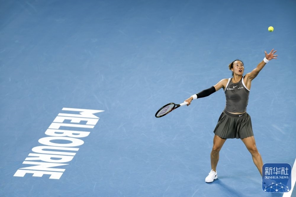 ↑鄭欽文在比賽中發(fā)球。新華社記者 馬平 攝