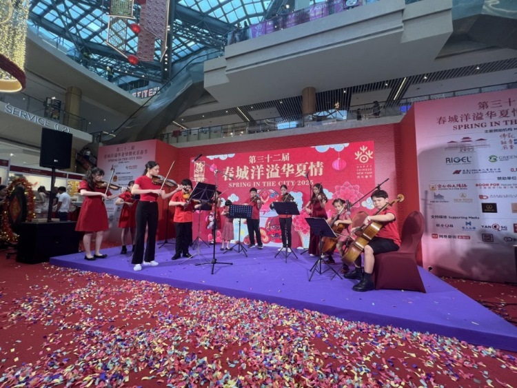 來自中國和新加坡的藝術團體聯袂表演了歌舞、器樂、武術、雜技等多種形式的文藝節(jié)目。活動主辦方供圖