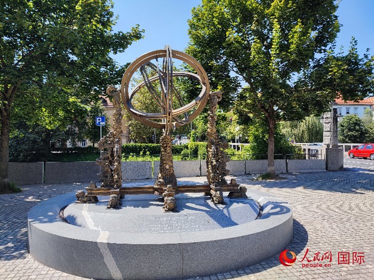 位于盧布爾雅那古城中心河畔的中斯友好紀念碑。人民網(wǎng)記者 謝亞宏攝