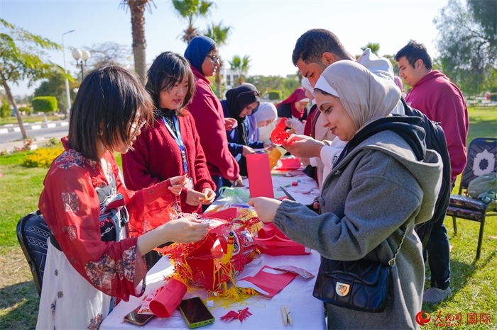 學(xué)生們踴躍參與中國文化體驗(yàn)活動。人民網(wǎng) 塔里克·易卜拉欣攝