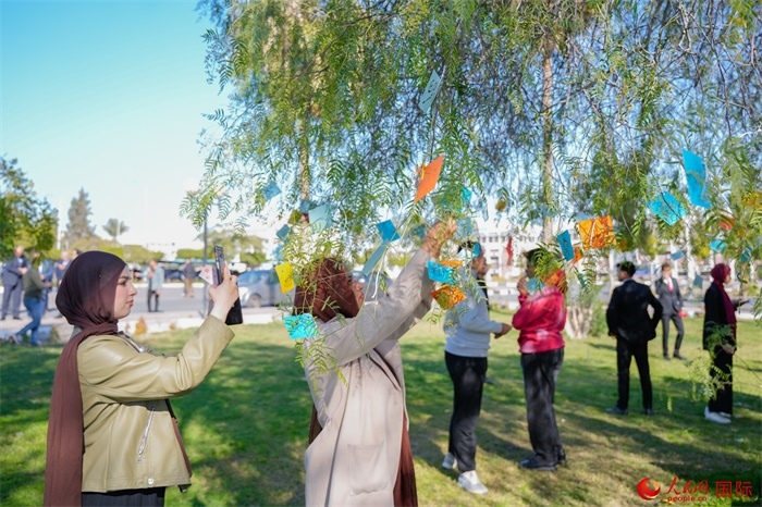 學(xué)生們踴躍參與中國文化體驗(yàn)活動。人民網(wǎng) 塔里克·易卜拉欣攝