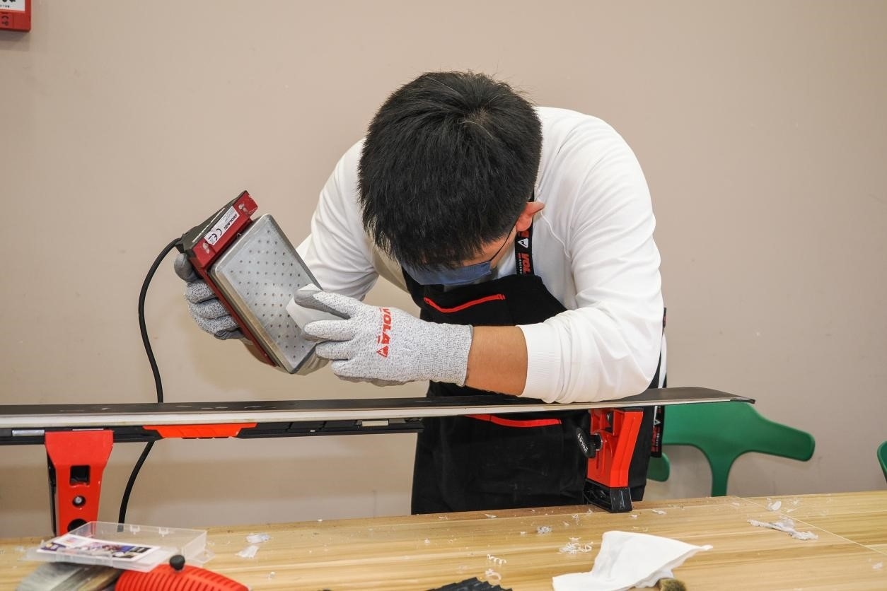 米嘉軒正在給雪板打蠟。受訪者供圖