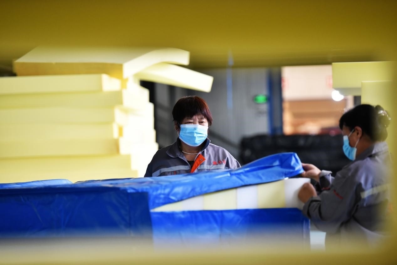 定州市某公司生產(chǎn)的短道速滑防護(hù)墊、速度滑冰防護(hù)墊、雪上防護(hù)墊等產(chǎn)品。白永民攝