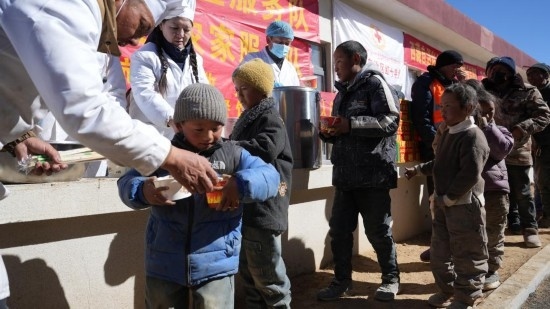 1月14日，廚師們正在給前來用餐的小朋友們打飯。新華社記者 邱星翔 攝