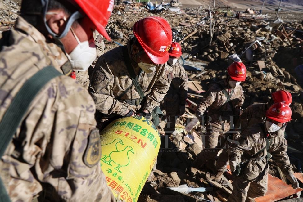 1月10日，定日縣長(zhǎng)所鄉(xiāng)古榮村，武警官兵幫助受災(zāi)群眾整理廢墟，搶救被掩埋的物資。環(huán)球時(shí)報(bào)記者崔萌攝