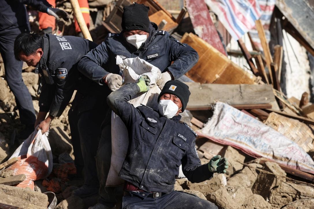 1月9日，定日縣長(zhǎng)所鄉(xiāng)古榮村，日喀則市公安局民警協(xié)助受災(zāi)群眾清理廢墟。 環(huán)球時(shí)報(bào)記者 崔萌攝