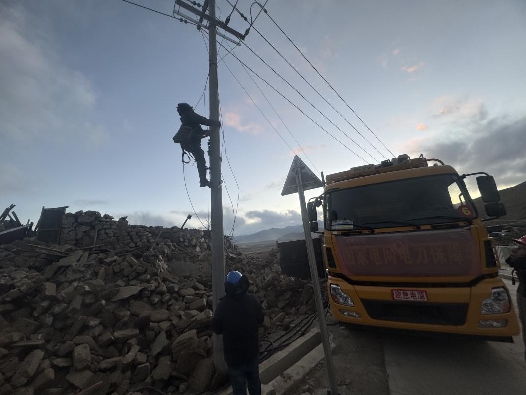1月10日，定日縣長(zhǎng)所鄉(xiāng)，國(guó)家電網(wǎng)西藏電力員工正在搶修災(zāi)區(qū)受損線(xiàn)路。人民日?qǐng)?bào)記者宋豪新攝