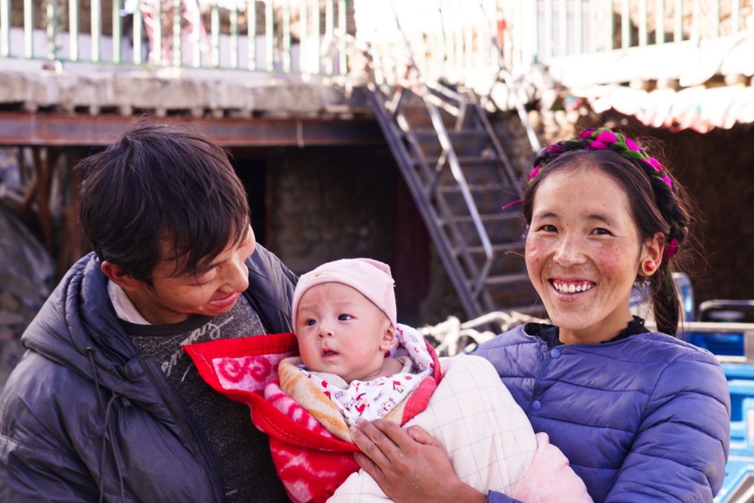 1月11日，在西藏日喀則市人民醫(yī)院，受災(zāi)群眾抱著自己在地震中受傷的孩子康復(fù)出院。人民日?qǐng)?bào)記者徐馭堯攝