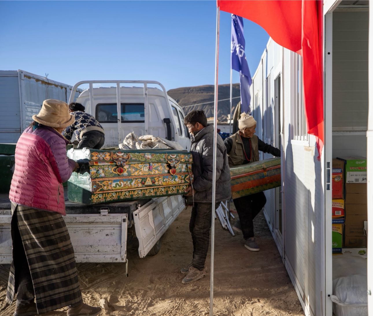 1月11日，西藏定日縣曲洛鄉(xiāng)措昂村，首批入住活動(dòng)板房的村民正在搬運(yùn)物品，為入住做準(zhǔn)備。人民日?qǐng)?bào)記者張武軍攝
