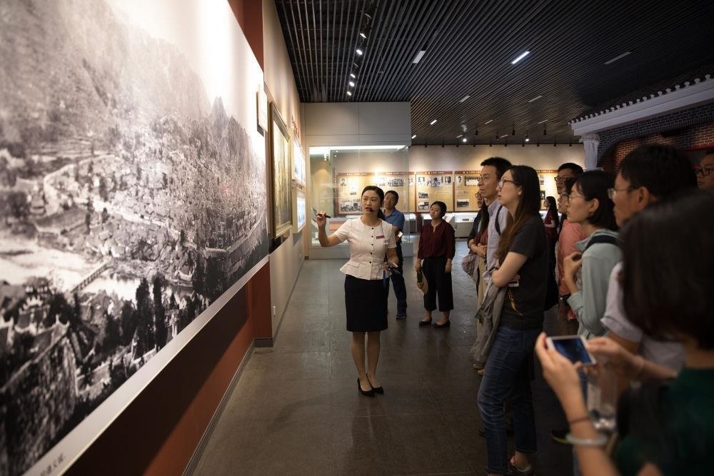 △參觀者在遵義會(huì)議紀(jì)念館聽(tīng)取介紹。