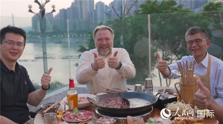 軻寶華和同事在重慶南濱路吃火鍋。人民網(wǎng)記者 蘇纓翔攝