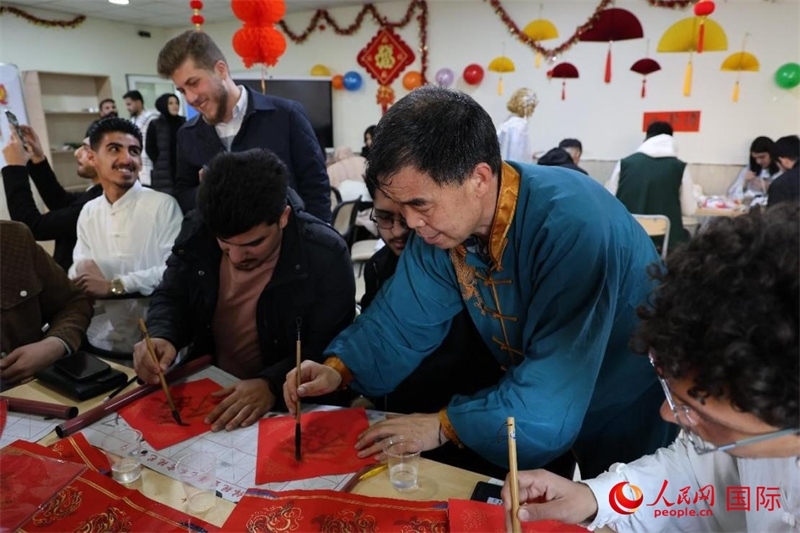 寫福字。人民網(wǎng)伊納斯·易卜拉欣攝